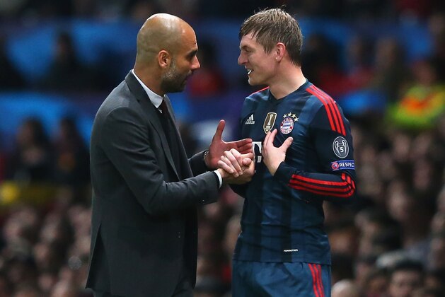 MANCHESTER, ENGLAND - APRIL 01:  Pep Guardiola head coach of Bayern Muenchen has words with Toni Kroos of Bayern Muenchen during the UEFA Champions League Quarter Final first leg match between Manchester United and FC Bayern Muenchen at Old Trafford on April 1, 2014 in Manchester, England.  (Photo by Alex Livesey/Getty Images)