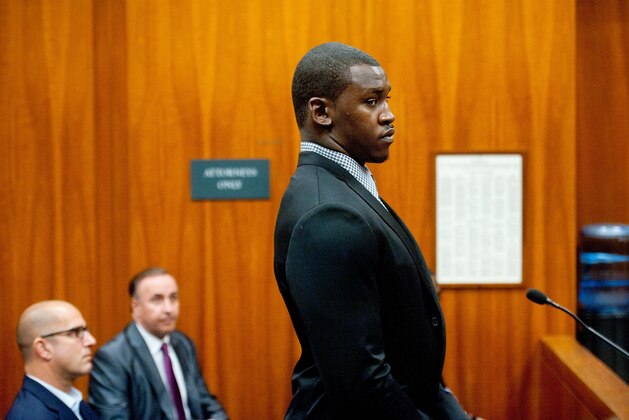 San Francisco 49ers linebacker Aldon Smith appears at his arraignment in Santa Clara County Superior Court on Tuesday, Nov, 12, 2013, in San Jose, Calif. Smith faces three felony counts of illegal possession of an automatic weapon stemming from a party at his home in June 2012. (AP Photo/Noah Berger)