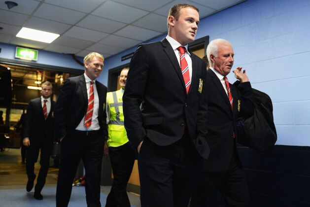 MANCHESTER, ENGLAND - SEPTEMBER 22:  Wayne Rooney (R) of Manchester United and manager David Moyes (L) arrive at the stadium before the Barclays Premier League match between Manchester City and Manchester United at the Etihad Stadium on September 22, 2013 in Manchester, England.  (Photo by Michael Regan/Getty Images)