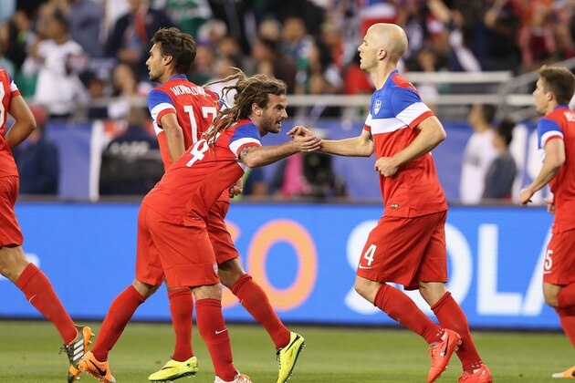 GLENDALE, AZ - APRIL 02:  Michael Bradley #4 (R) of USA celebrates with Kyle Beckerman #14 after Bradley scored a first half goal against Mexico during the International Friendly at University of Phoenix Stadium on April 2, 2014 in Glendale, Arizona.  (Photo by Christian Petersen/Getty Images)