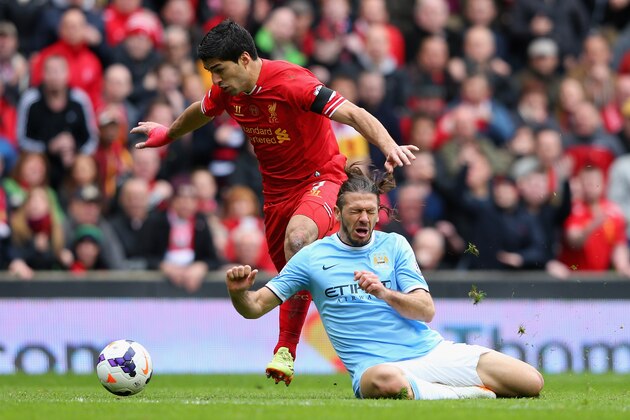 LIVERPOOL, ENGLAND - APRIL 13:  Luis Suarez of Liverpool tangles with Martin Demichelis of Manchester City during the Barclays Premier League match between Liverpool and Manchester City at Anfield on April 13, 2014 in Liverpool, England.  (Photo by Alex Livesey/Getty Images)