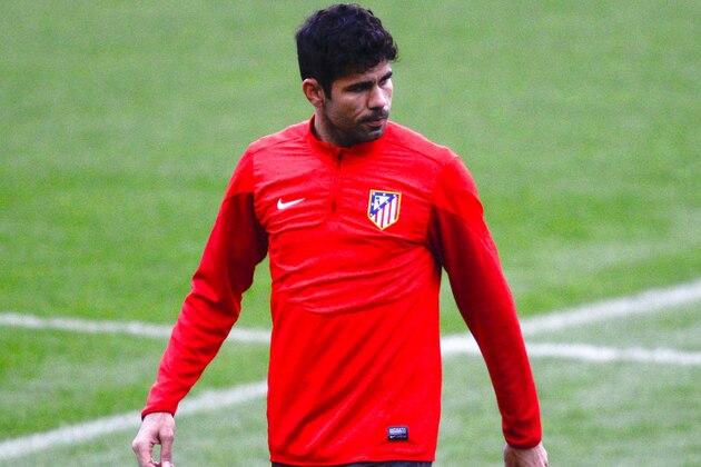 BARCELONA, SPAIN - MARCH 31:  Diego Costa of Atletico de Madrid leaves the pitch injured during a training session ahead the UEFA Champions League Quarter Final first leg match against FC Barcelona at Camp Nou on March 31, 2014 in Barcelona, Spain.  (Photo by David Ramos/Getty Images)
