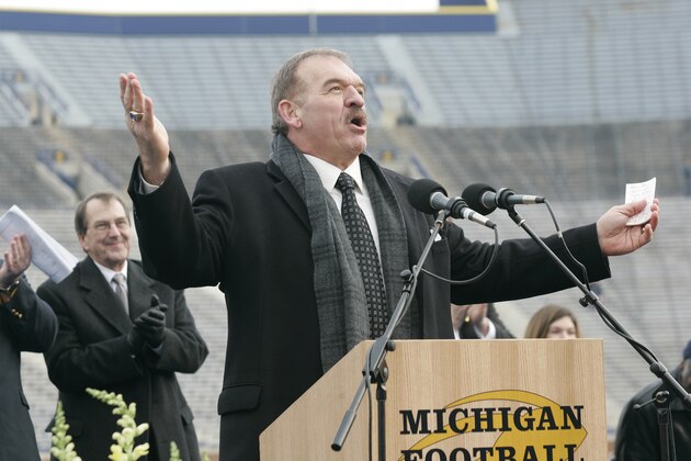 Former Michigan football player Dan Dierdorf, center, speaks at a public memorial service for former Michigan football coach Bo Schembechler, with Michigan head coach Lloyd Carr behind him on stage, on Tuesday, Nov 21, 2006, at Michigan Stadium in Ann Arbor, Mich. Schembechler died Nov 17 in Detroit of heart failure. He was 77. (AP Photo/Tony Ding)