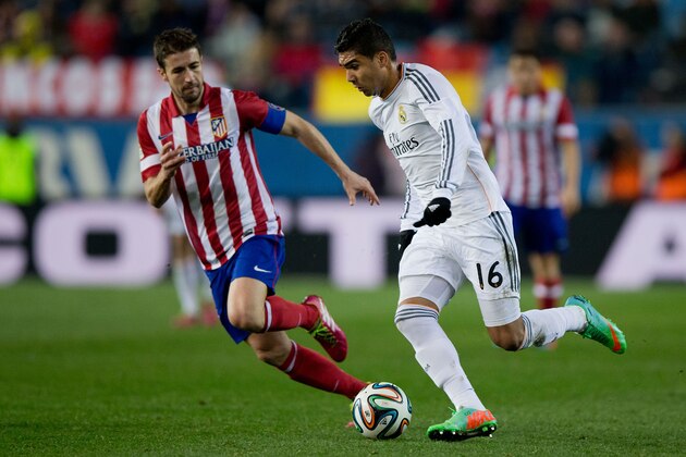 MADRID, SPAIN - FEBRUARY 11: Carlos Casemiro (R) of Real Madrid CF competes for the ball with Gabi Fernandez (L) of Atletico de Madrid during the Copa del Rey semi-final second leg match between Club Atletico de Madrid and Real Madrid CF at Vicente Calderon Stadium on February 11, 2014 in Madrid, Spain.  (Photo by Gonzalo Arroyo Moreno/Getty Images)