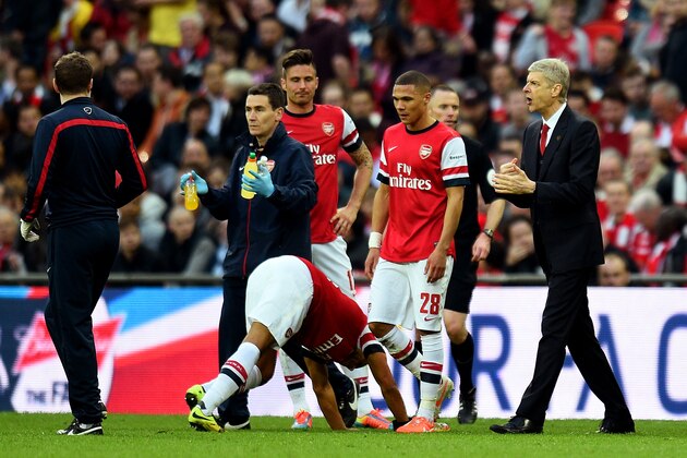 LONDON, ENGLAND - APRIL 12:  Arsene Wenger, manager of Arsenal talks to his players in extra time during the FA Cup Semi-Final match between Wigan Athletic and Arsenal at Wembley Stadium on April 12, 2014 in London, England.  (Photo by Shaun Botterill/Getty Images)