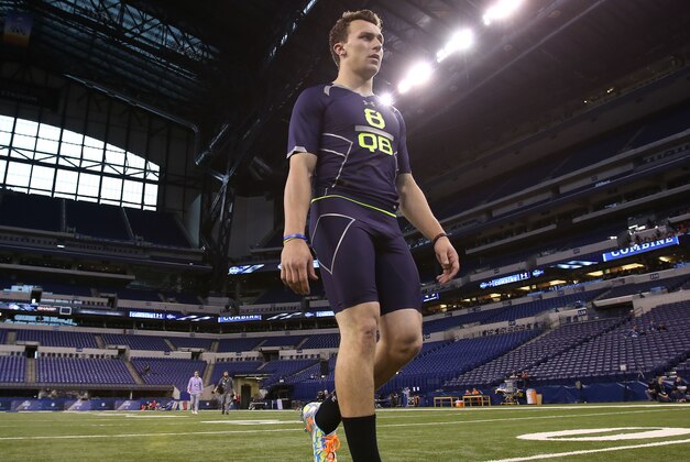 Central Florida quarterback Blake Bortles, left, Alabama quarterback AJ McCarron, center, and Louisville quarterback Teddy Bridgewater watch a drill at the NFL football scouting combine in Indianapolis, Sunday, Feb. 23, 2014. (AP Photo/Michael Conroy)