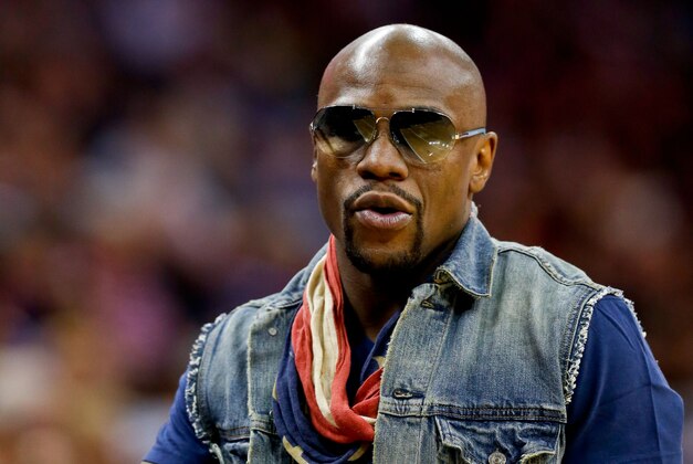 Nov 2, 2013; New Orleans, LA, USA; Professional boxer and Floyd Mayweather Jr during the second half of a game between the New Orleans Pelicans and the Charlotte Bobcats at New Orleans Arena. The Pelicans defeated the Bobcats 105-84. Mandatory Credit: Derick E. Hingle-USA TODAY Sports Nov 2, 2013; New Orleans, LA, USA; Professional boxer and Floyd Mayweather Jr during the second half of a game between the New Orleans Pelicans and the Charlotte Bobcats at New Orleans Arena. The Pelicans defeated the Bobcats 105-84. Mandatory Credit: Derick E. Hingle-USA TODAY Sports