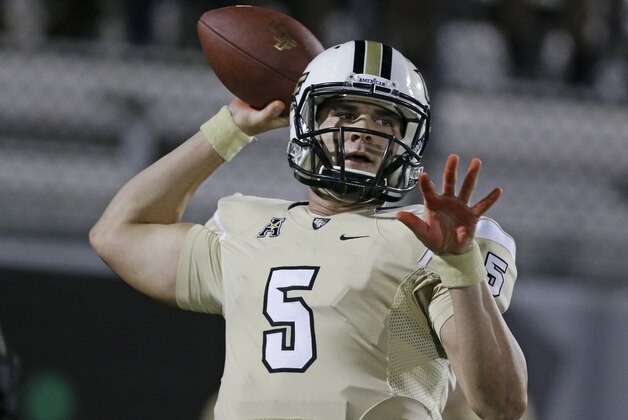 Central Florida quarterback Blake Bortles warms up prior to the first half of an NCAA college football game against Rutgers in Orlando, Fla., Thursday, Nov. 21, 2013.(AP Photo/John Raoux)
