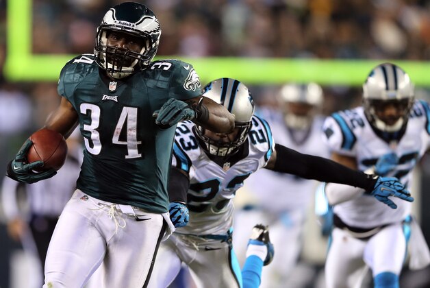PHILADELPHIA, PA - NOVEMBER 26:  Bryce Brown #34 of the Philadelphia Eagles carries the ball in for a touchdown as  Sherrod Martin #23 of the Carolina Panthers defends on November 26, 2012 at Lincoln Financial Field in Philadelphia, Pennsylvania.  (Photo by Elsa/Getty Images)