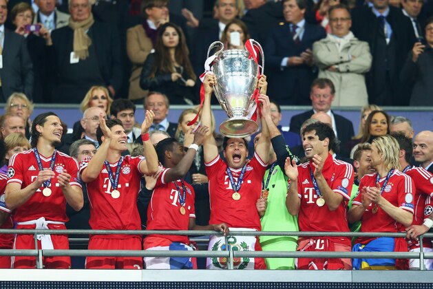 LONDON, ENGLAND - MAY 25:  Claudio Pizarro of Bayern Muenchen lifts the trophy in celebration alongside team mates after victory in the UEFA Champions League final match between Borussia Dortmund and FC Bayern Muenchen at Wembley Stadium on May 25, 2013 in London, United Kingdom.  (Photo by Alex Grimm/Getty Images)