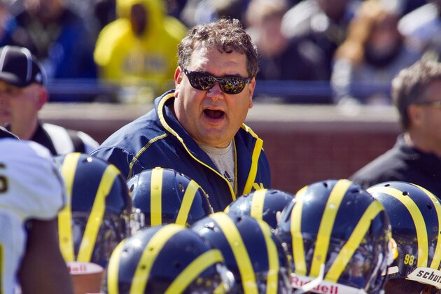 Michigan head coach Brady Hoke, center top, huddles with his players during the football team's NCAA college spring football game, Saturday, April 5, 2014, in Ann Arbor, Mich. (AP Photo/Tony Ding)