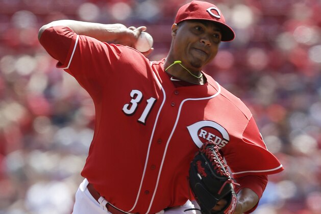 Cincinnati Reds starting pitcher Alfredo Simon throws against the Tampa Bay Rays in the first inning of a baseball game, Saturday, April 12, 2014, in Cincinnati. (AP Photo/Al Behrman)
