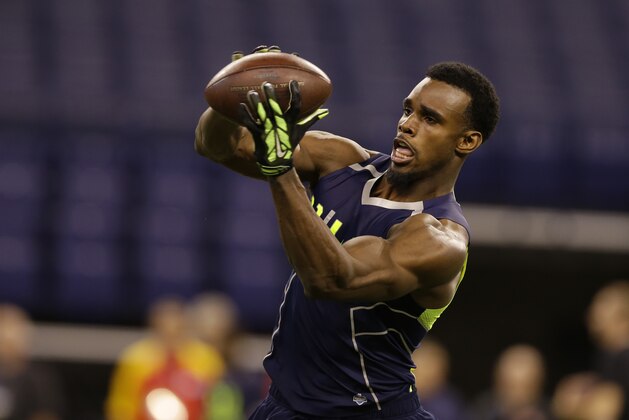 Rutgers wide receiver Brandon Coleman makes a catch during a drill at the NFL football scouting combine in Indianapolis, Sunday, Feb. 23, 2014. (AP Photo/Michael Conroy)