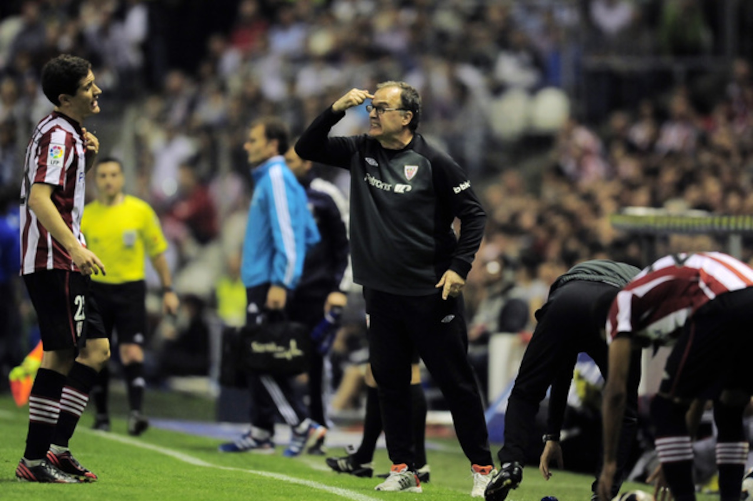 Atheltic Bilbao's coach Marcelo Bielsa of Argentina, center, gives instructions to his players during their Spanish League soccer match against Real Madrid, at San Mames stadium in Bilbao, northern Spain, Sunday, April 14, 2013. (AP Photo/Alvaro Barrientos)