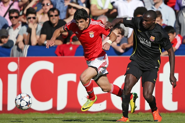NYON, SWITZERLAND - APRIL 14: Goncalo Guedes of SL Benfica (L) fights for the ball with Elohor Godswill of FC Barcelona during the UEFA Youth League Final match between Benfica Lisbon and FC Barcelona at Colovray Stadion on April 14, 2014 in Nyon, Switzerland. (Photo by Philipp Schmidli/Getty Images)