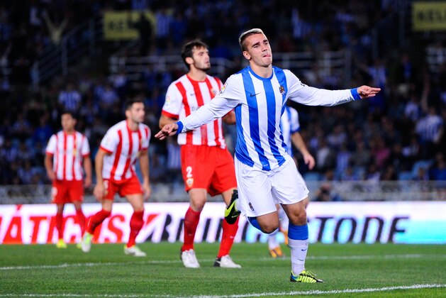 SAN SEBASTIAN, SPAIN - OCTOBER 27:  Antoine Griezmann of Real Sociedad de Futbol celebrates after scoring his team's second goal during the La Liga match between Real Sociedad de Futbol and UD Almeria at Estadio Anoeta on October 27, 2013 in San Sebastian, Spain.  (Photo by David Ramos/Getty Images)