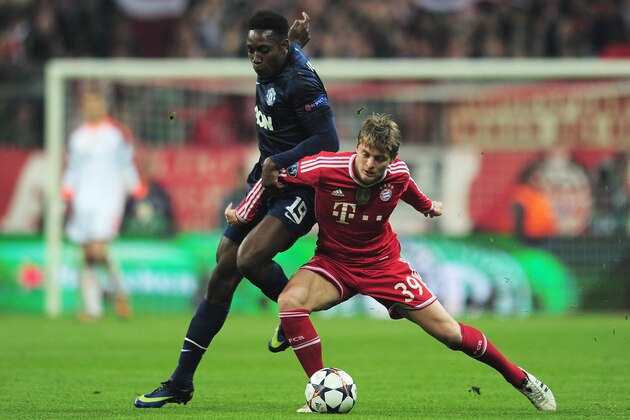 MUNICH, GERMANY - APRIL 09: Danny Welbeck of Manchester United challenges Toni Kroos of Bayern Muenchen during the UEFA Champions League Quarter Final second leg match between FC Bayern Muenchen and Manchester United at Allianz Arena on April 9, 2014 in Munich, Germany.  (Photo by Shaun Botterill/Getty Images)