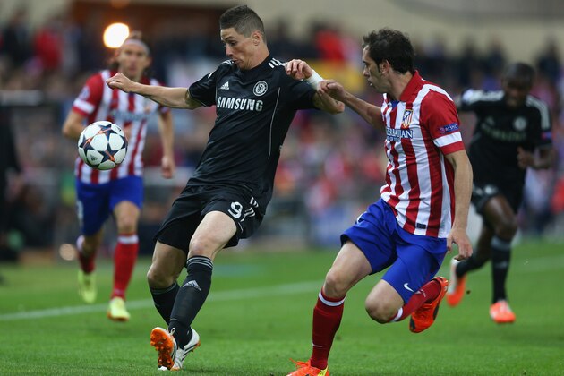 MADRID, SPAIN - APRIL 22:  Fernando Torres of Chelsea battles for the ball with Diego Godin of Atletcio Madrid during the UEFA Champions League Semi Final first leg match between Club Atletico de Madrid and Chelsea at Vicente Calderon Stadium on April 22, 2014 in Madrid, Spain.  (Photo by Paul Gilham/Getty Images)