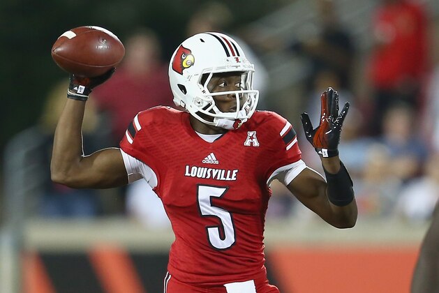 LOUISVILLE, KY - OCTOBER 10:  Teddy Bridgewater #5 of the Louisville Cardinals throws a pass during the game against the Rutgers Scarlet Knights at Papa John's Cardinal Stadium on October 10, 2013 in Louisville, Kentucky.  (Photo by Andy Lyons/Getty Images)