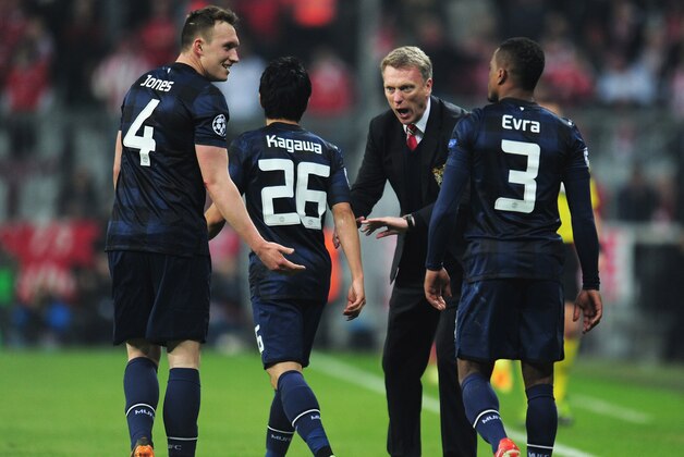 MUNICH, GERMANY - APRIL 09: David Moyes, manager of Manchester United talks to Phil Jones and Shinji Kagawa of Manchester United after the goal scored by Patrice Evra during the UEFA Champions League Quarter Final second leg match between FC Bayern Muenchen and Manchester United at Allianz Arena on April 9, 2014 in Munich, Germany.  (Photo by Shaun Botterill/Getty Images)