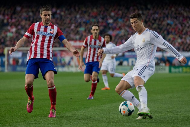 MADRID, SPAIN - MARCH 02: Cristiano Ronaldo (R) of Real Madrid CF competes for the ball with Gabi Fernandez (L) of Atletico de Madrid during the La Liga match between Club Atletico de Madrid and Real Madrid CF at Vicente Calderon Stadium on March 2, 2014 in Madrid, Spain. (Photo by Gonzalo Arroyo Moreno/Getty Images)