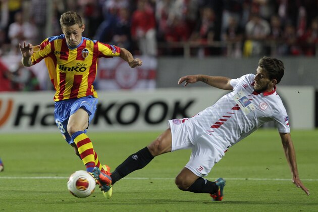 Sevilla's Nico Pareja, right, and Valencia's Fede Cartabia from Argentina, left, fight for the ball during their Europa League semifinal first leg soccer match at the Ramon Sanchez Pizjuan stadium, in Seville, Spain on Thursday, April 24, 2014. (AP Photo/Miguel Angel Morenatti)