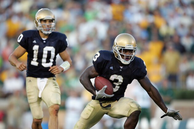 SOUTH BEND, IN - SEPTEMBER 17:   Darius Walker #3 takes the handoff from Brady Quinn #10 of the Notre Dame Fighting Irish during the game with the Michigan State Spartans on September 17, 2005 at Notre Dame Stadium in South Bend, Indiana.  The Spartans defeated the Irish 44-41 in overtime. (Photo by Elsa/Getty Images)