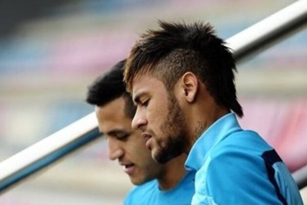 FC Barcelona's Neymar, from Brazil, right, and Alexis Sanchez, from Chile, left attend a training session at the Sports Center FC Barcelona Joan Gamper in San Joan Despi, Spain, Saturday, March 22, 2014.  Real Madrid will play against FC Barcelona in a Spanish La Liga soccer match next Sunday 23 March. (AP Photo/Manu Fernandez)