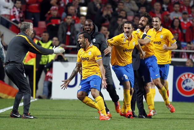 Juventus' Carlos Tevez, second left, celebrates with teammates after scoring his side's first goal against Benfica during the Europa League semifinal first leg soccer match between Benfica and Juventus at Benfica's Luz stadium in Lisbon, Thursday, April 24, 2014. (AP Photo/Francisco Seco)