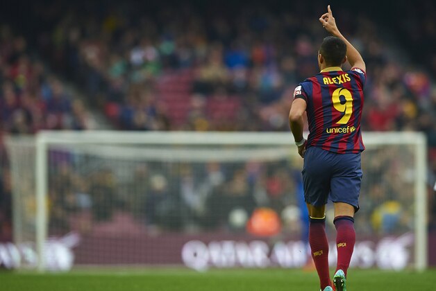 BARCELONA, SPAIN - FEBRUARY 01:  Alexis Sanchez of FC Barcelona celebrates after scoring the opening goal during the La Liga match between FC Barcelona and Valencia CF at Camp Nou on February 1, 2014 in Barcelona, Spain.  (Photo by Manuel Queimadelos Alonso/Getty Images)