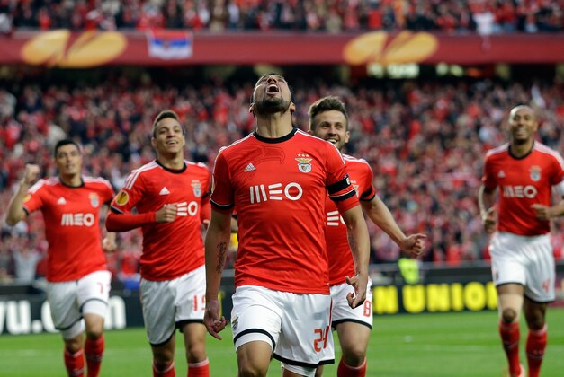 Benfica's Ezequiel Garay, center, celebrates after scoring the opening goal  during the Europa League semifinal, first leg, soccer match between Benfica and Juventus Thursday, April 24 2014, at Benfica's Luz stadium in Lisbon. (AP Photo/Armando Franca)