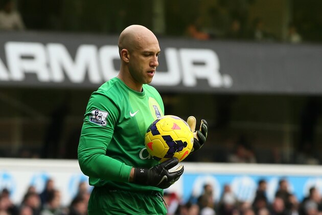 Everton's goalkeeper Tim Howard holds the ball during the English Premier League soccer match between Tottenham Hotspur and Everton at the White Hart Lane stadium in London, Sunday, Feb. 9, 2014. (AP Photo/Alastair Grant)