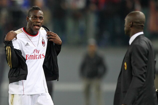 ROME, ITALY - APRIL 25: Mario Balotelli of AC Milan speaks with Clarence Seedorf during the Serie A match between AS Roma and AC Milan at Stadio Olimpico on April 25, 2014 in Rome, Italy.  (Photo by Paolo Bruno/Getty Images)