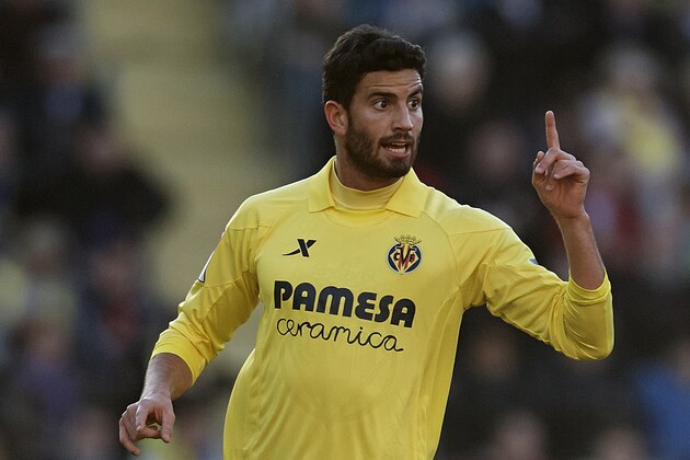 VILLARREAL, SPAIN - DECEMBER 21:  Mateo Musacchio of Villarreal runs with the ball during the La Liga match between Villarreal CF and Sevilla FC at El Madrigal on December 21, 2013 in Villarreal, Spain.  (Photo by Manuel Queimadelos Alonso/Getty Images)