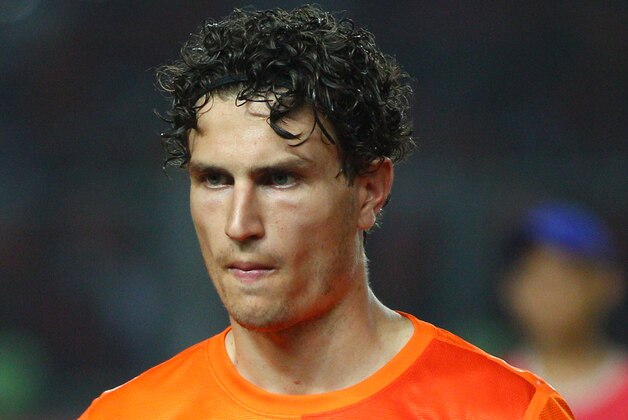 Daryl Janmaat  of the Netherlands lines up before his friendly soccer match against Indonesia at Gelora Bung Karno stadium in Jakarta, Indonesia, Friday, June 7, 2013. (AP Photo/Dita Alangkara)