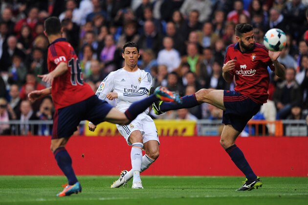 MADRID, SPAIN - APRIL 26:  Cristiano Ronaldo of Real Madrid CF scores Real's opening goal from a free kick during the La Liga match between Real Madrid CF and CA Osasuna at the Santiago Bernabeu stadium on April 26, 2014 in Madrid, Spain.  (Photo by Denis Doyle/Getty Images)