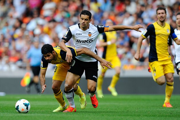 VALENCIA, SPAIN - APRIL 27:  Diego Costa of Club Atletico de Madrid competes for the ball with Ricardo Costa of Valencia CF during the La Liga match between Valencia CF and Club Atletico de Madrid at Estadio Mestalla on April 27, 2014 in Valencia, Spain.  (Photo by David Ramos/Getty Images)