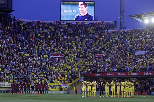 Players stand for a minute of silence for former Barcelona coach Tito Vilanova before a La Liga soccer match between Villarreal and  Barcelona in Villarreal on Sunday, April 27, 2014. Vilanova, the coach who succeeded Pep Guardiola at Barcelona and won the Spanish league title in his only season in charge, died Friday following a long battle with throat cancer. He was 45.(AP Photo/Alberto Saiz)