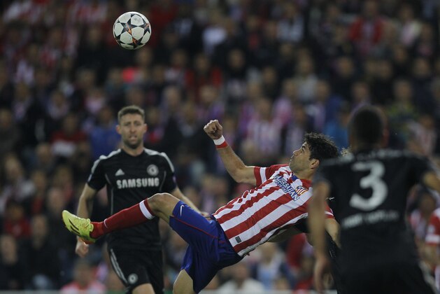 Atletico's Diego Costa, center, tries to controls the ball during the Champions League semifinal first leg soccer match between Atletico Madrid and Chelsea at the Vicente Calderon stadium in Madrid, Spain, Tuesday, April 22, 2014. (AP Photo/Gabriel Pecot) Atletico's Diego Costa, center, tries to controls the ball during the Champions League semifinal first leg soccer match between Atletico Madrid and Chelsea at the Vicente Calderon stadium in Madrid, Spain, Tuesday, April 22, 2014. (AP Photo/Gabriel Pecot)