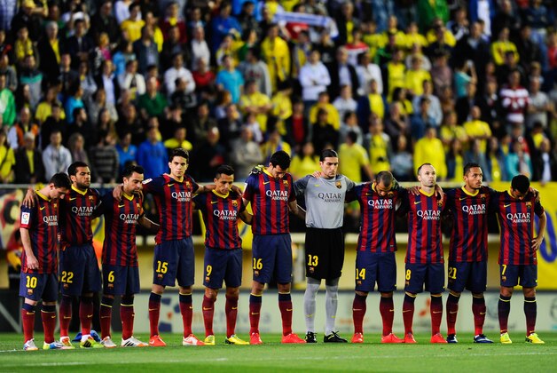 VILLARREAL, SPAIN - APRIL 27:  FC Barcelona players observe a minute's of silence in memory his former head coach Tito Vilanova during the La Liga match between Villarreal CF and FC Barcelona at El Madrigal on April 27, 2014 in Villarreal, Spain.  (Photo by David Ramos/Getty Images)