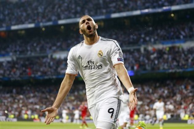 Real's Karim Benzema celebrates scoring the opening goal during a  Champions League semifinal first leg soccer match between Real Madrid and Bayern Munich at the Santiago Bernabeu stadium in Madrid, Spain, Wednesday, April 23, 2014. (AP Photo/Paul White)