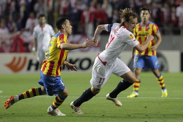 Sevilla's Ivan Rakitic, right, and Valencia's Javi Fuego, left, vie for the ball during their Europa League semifinal first leg soccer match at the Ramon Sanchez Pizjuan stadium, in Seville, Spain on Thursday, April 24, 2014. (AP Photo/Miguel Angel Morenatti)