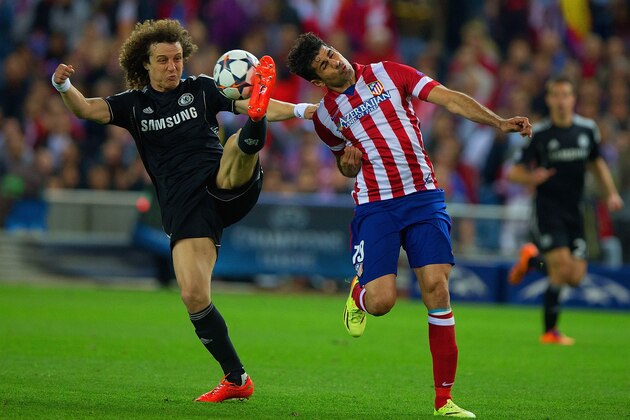 MADRID, SPAIN - APRIL 22:  David Luiz of Chelsea and Diego Costa of Club Atletico de Madrid battle for the ball during the UEFA Champions League Semi Final first leg match between Club Atletico de Madrid and Chelsea at Vicente Calderon Stadium on April 22, 2014 in Madrid, Spain.  (Photo by Gonzalo Arroyo Moreno/Getty Images)