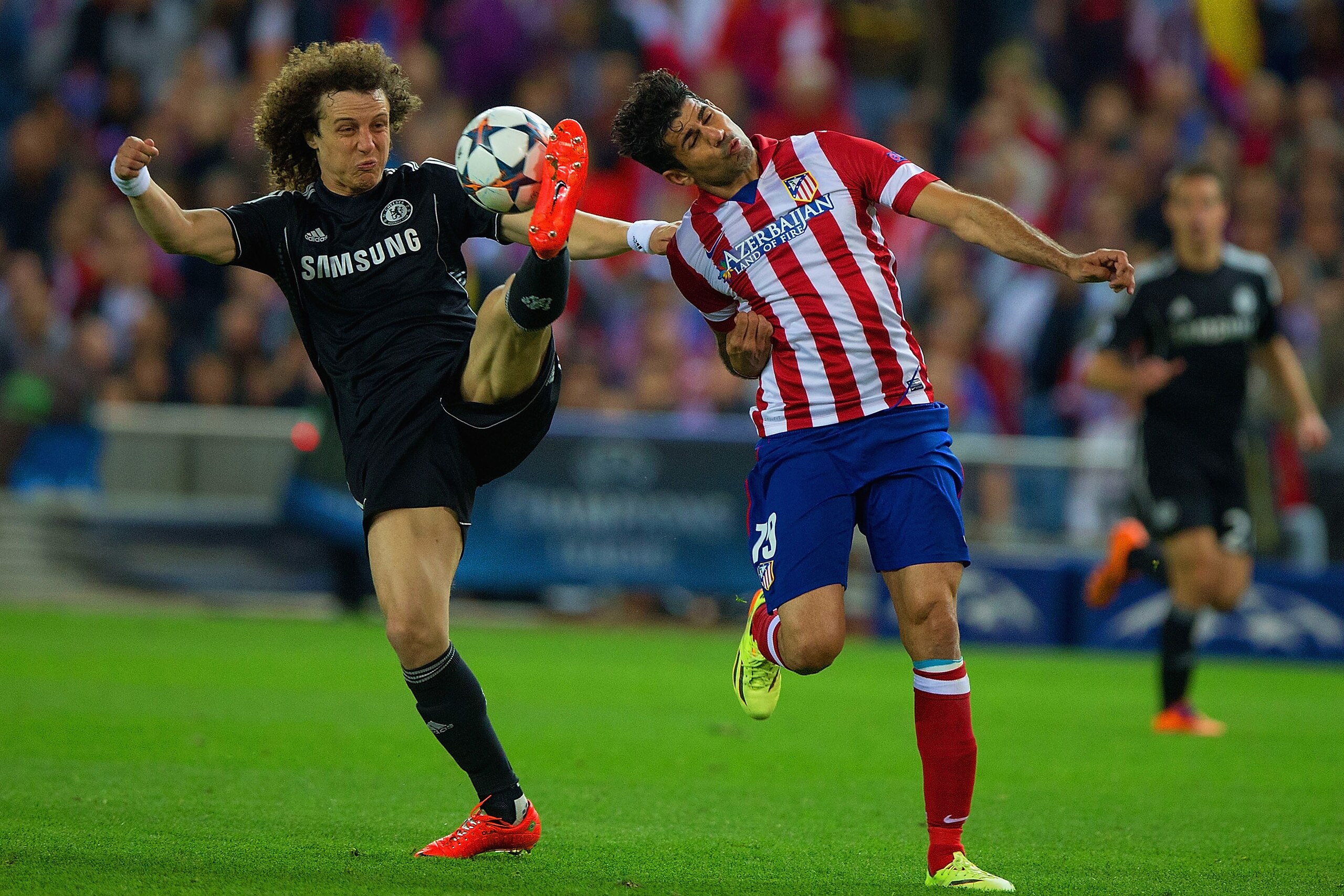 MADRID, SPAIN - APRIL 22:  David Luiz of Chelsea and Diego Costa of Club Atletico de Madrid battle for the ball during the UEFA Champions League Semi Final first leg match between Club Atletico de Madrid and Chelsea at Vicente Calderon Stadium on April 22, 2014 in Madrid, Spain.  (Photo by Gonzalo Arroyo Moreno/Getty Images)
