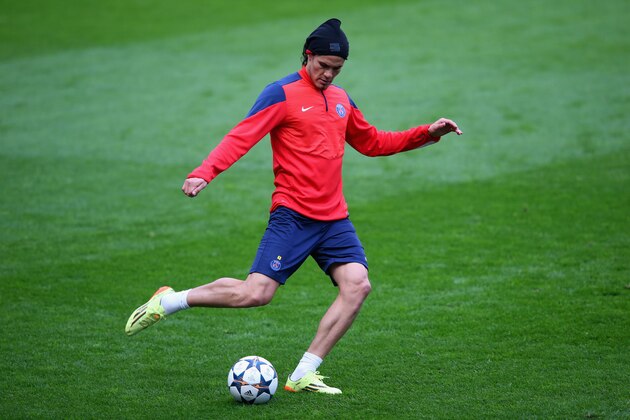 LONDON, ENGLAND - APRIL 07:  Edinson Cavani of PSG in action in a training session at Stamford Bridge on April 7, 2014 in London, England.  (Photo by Julian Finney/Getty Images)