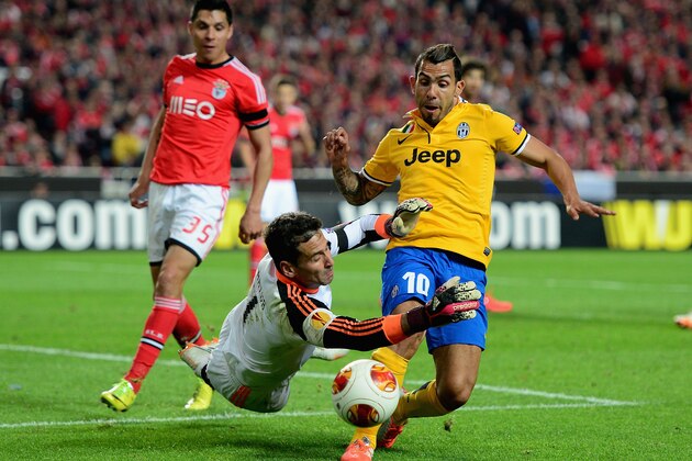 LISBON, PORTUGAL - APRIL 24:  Carlos Tevez of Juventus battles with Artur of Benfica during the UEFA Europa League Semi Final between SL Benfica and Juventus at Estadio da Luz on April 24, 2014 in Lisbon, Portugal.  (Photo by Jamie McDonald/Getty Images)