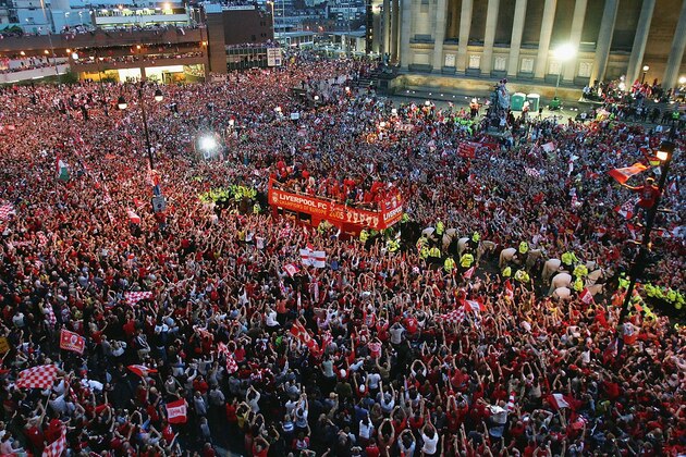 LIVERPOOL, ENGLAND - MAY 26:  Captain Steven Gerrard holds the trophy aloft as the Liverpool team ride on an open top bus through a mass of fans as they arrive at St. George's Hall during the Liverpool Champions League Victory Parade on May 26, 2005 in Liverpool, England. Over 500,000 cheering fans lined the roads to celebrate after Liverpool defeated AC Milan in a penalty shoot out 3-2 to win the UEFA Champions League Final. (Photo by Scott Barbour/Getty Images)