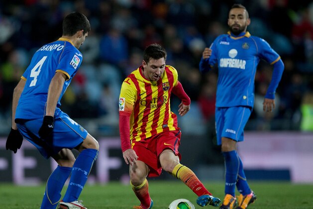 GETAFE, SPAIN - JANUARY 16:  Lionel Messi (R) of FC Barcelona competes for the ball alongside Lisandro Ezequiel Lopez (L) of Getafe CF during the Copa del Rey Round of 8 second leg match between Getafe CF and FC Barcelona at Coliseum Alfonso Perez on January 16, 2014 in Getafe, Spain.  (Photo by Gonzalo Arroyo Moreno/Getty Images)