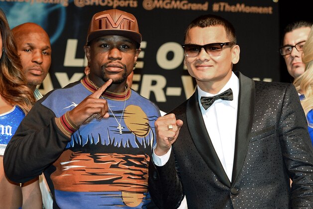 LAS VEGAS, NV - APRIL 30:  WBC welterweight champion Floyd Mayweather Jr. (L) and WBA champion Marcos Maidana pose during a news conference at the MGM Grand Hotel/Casino on April 30, 2014 in Las Vegas, Nevada. The two will meet in a WBC/WBA unification fight in Las Vegas on May 3.  (Photo by Ethan Miller/Getty Images)