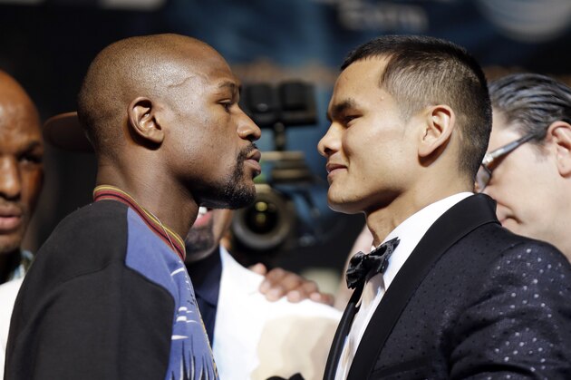 Floyd Mayweather Jr., left, and Marcos Maidana pose for photos during a news conference Wednesday, April 30, 2014, in Las Vegas. The pair square off in a welterweight title fight on Saturday, May 3.  (AP Photo/Isaac Brekken)